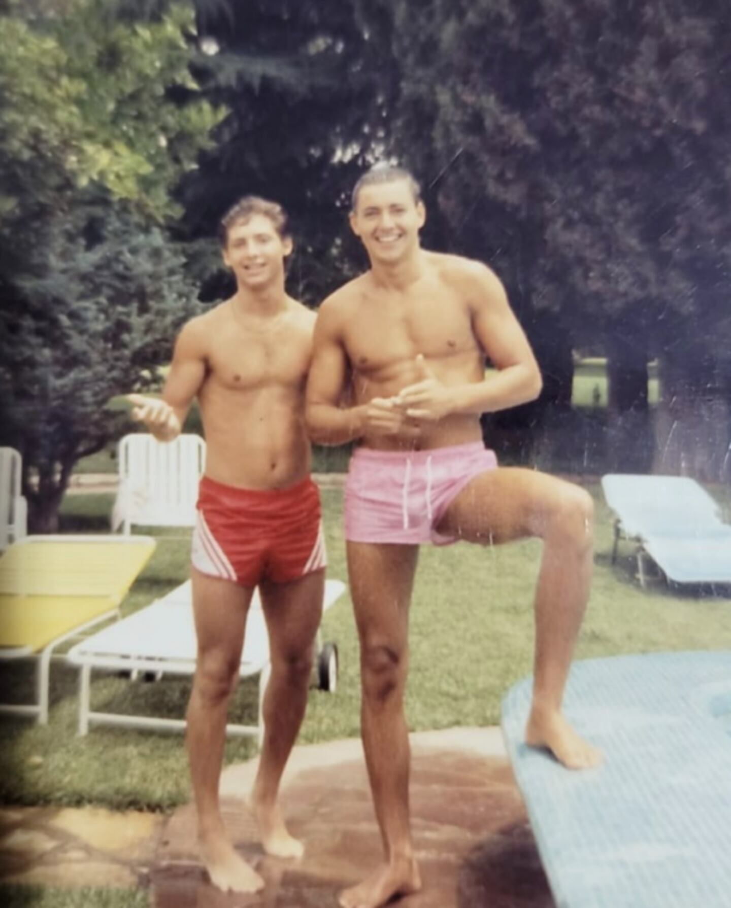 https://ibb.org.ru/images/2024/10/09/adrian-suar-compartio-una-foto-retro-con-gustavo-bermudez-en-la-piscina-creia-que-tenia-mas-facha-que-el-PTIRZDPL5RA3XBA6MSSKPVAQ3M.jpg